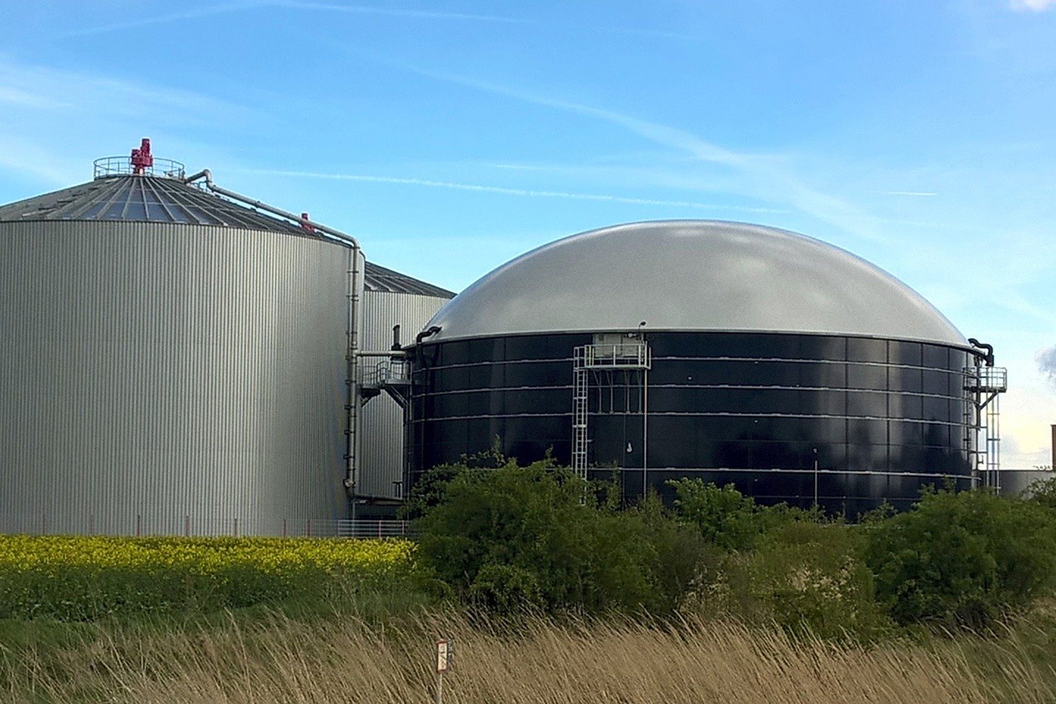Biogasanlage neben einem Feld.