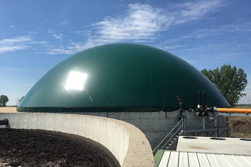 Biogasanlage mit Gärrestlager im Vordergrund © Munoz | ATB