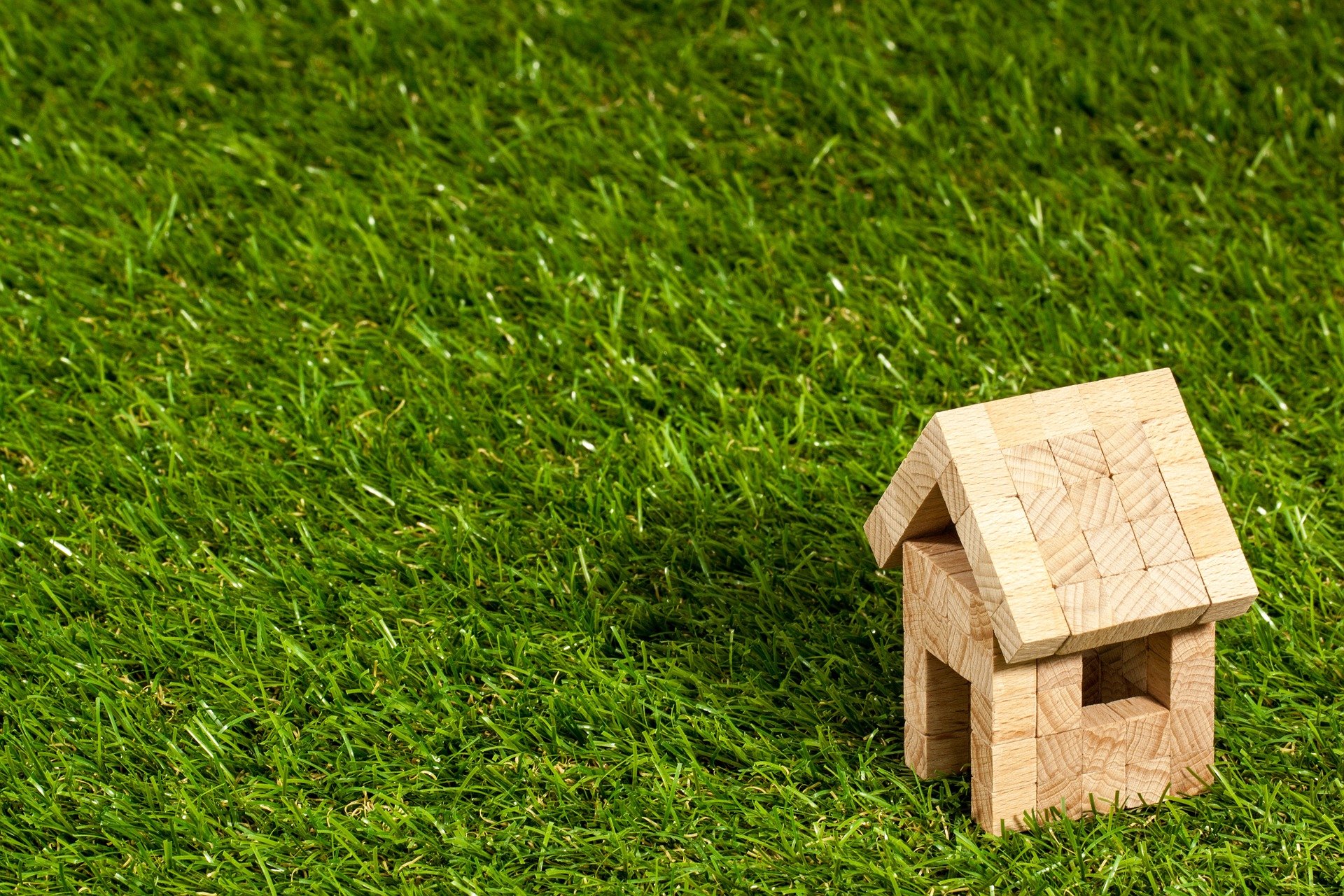 Holz statt Zement und Stahl im Hausbau vermeidet Treibhausgasemissionen und kann als Kohlenstoffsenke agieren - eine Materialrevolution. © Harry Strauss | Pixabay.