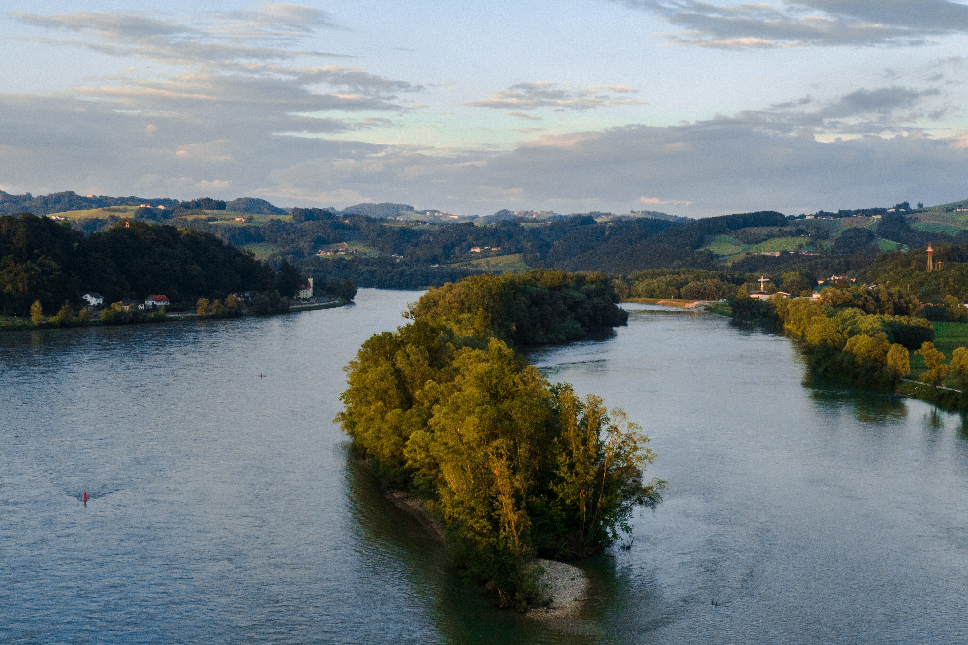 Am Beispiel des Vielstaatenflusses Donau ermittelten Forschende verschiedene Ökosystemleistungen für den aktuellen Status Quo des Flusses und seiner Auen sowie für zwei verschiedene Planungszustände. © Joachim Pressl | Unsplash