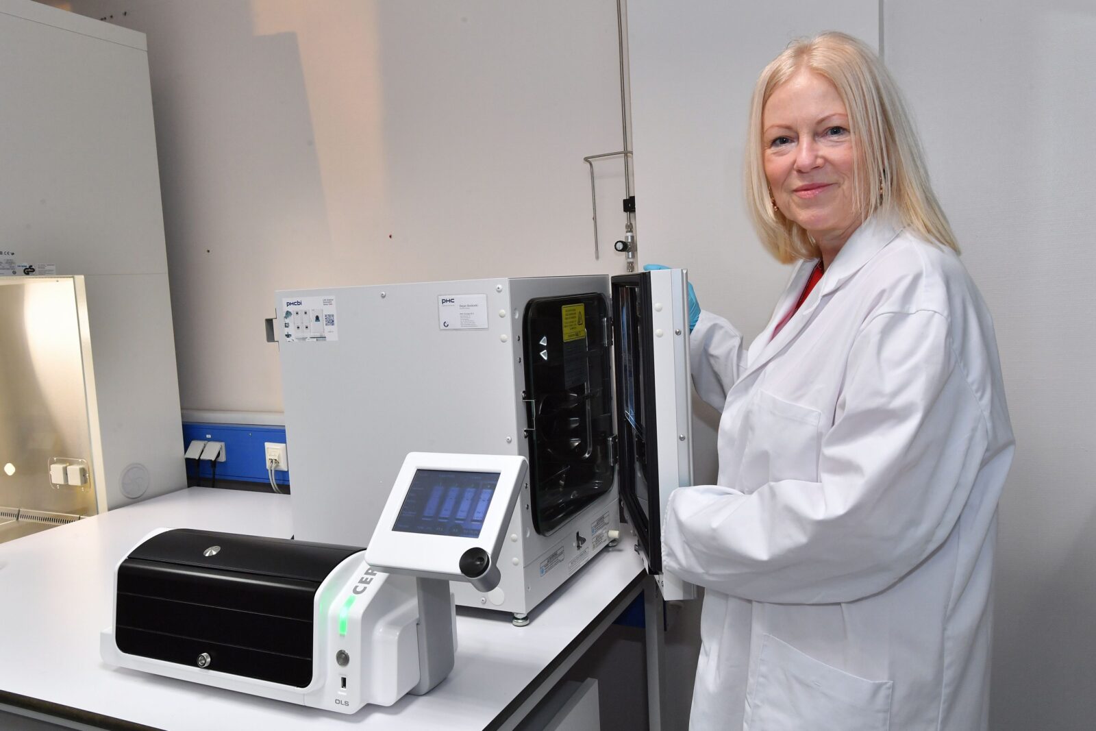 Projektleiterin Dr. Monika Röntgen am Bioreaktor, in dem das Zellwachstum stattfindet.